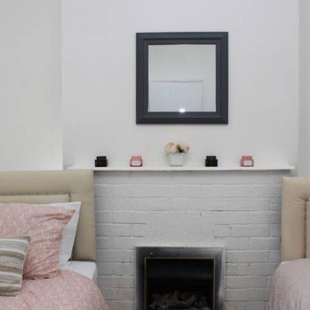 Newly Refurbished 3 Bed 2.5 Bath House In Staines 빌라 외부 사진