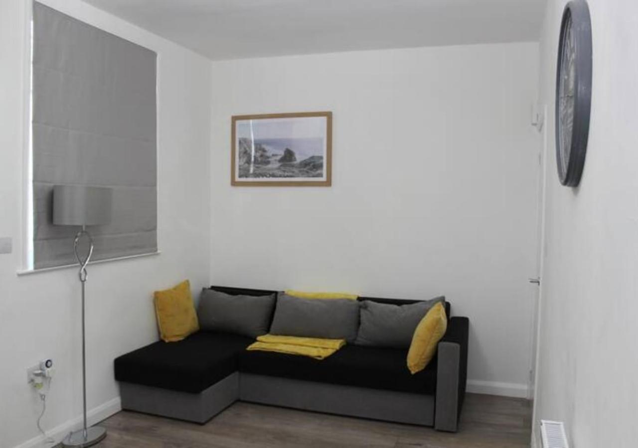 Newly Refurbished 3 Bed 2.5 Bath House In Staines 빌라 외부 사진