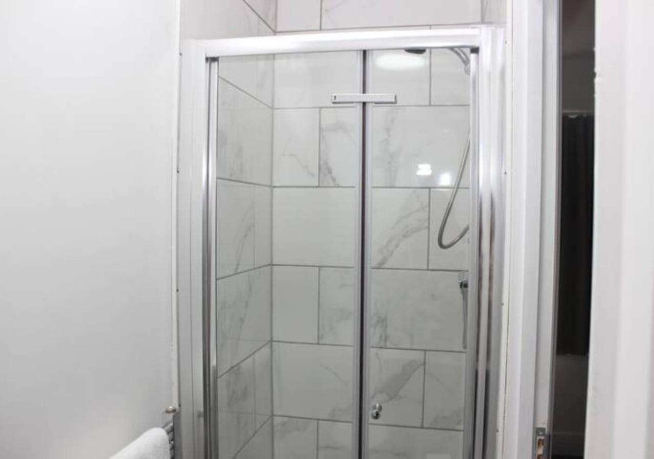Newly Refurbished 3 Bed 2.5 Bath House In Staines 빌라 외부 사진