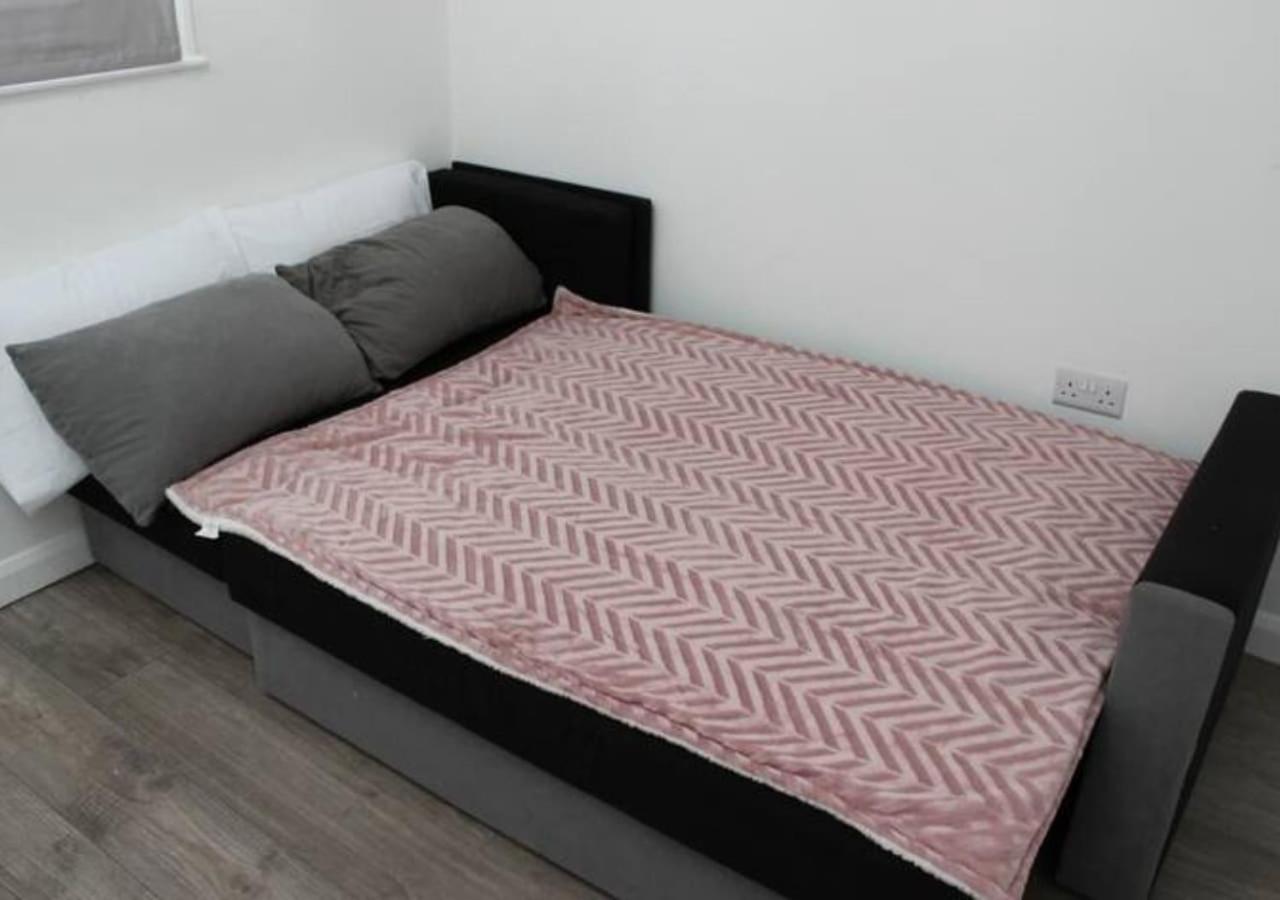 Newly Refurbished 3 Bed 2.5 Bath House In Staines 빌라 외부 사진