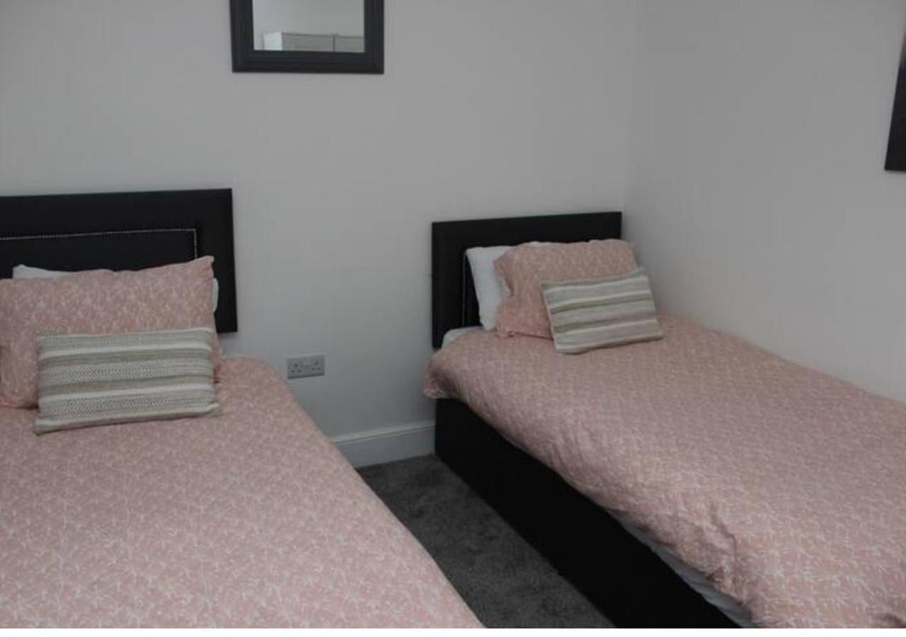Newly Refurbished 3 Bed 2.5 Bath House In Staines 빌라 외부 사진