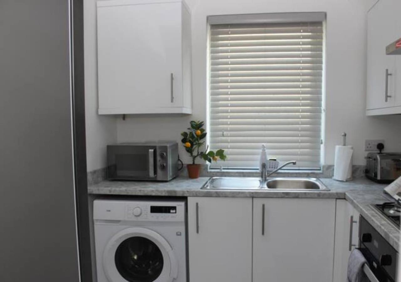 Newly Refurbished 3 Bed 2.5 Bath House In Staines 빌라 외부 사진