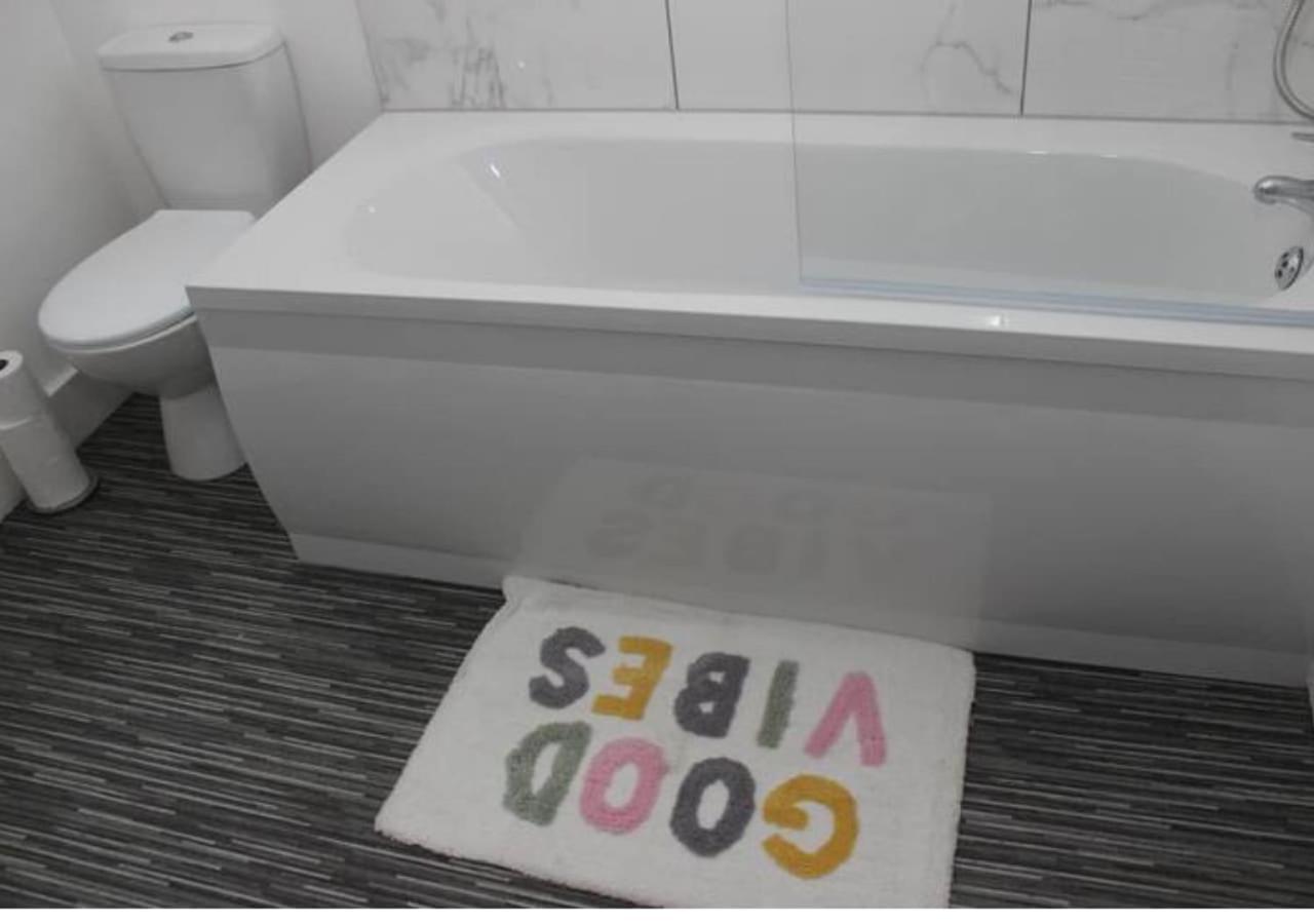 Newly Refurbished 3 Bed 2.5 Bath House In Staines 빌라 외부 사진