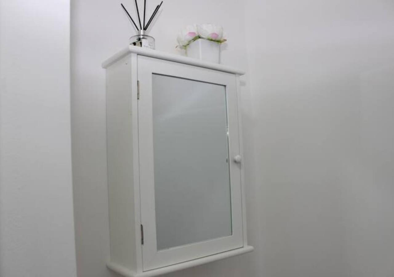 Newly Refurbished 3 Bed 2.5 Bath House In Staines 빌라 외부 사진