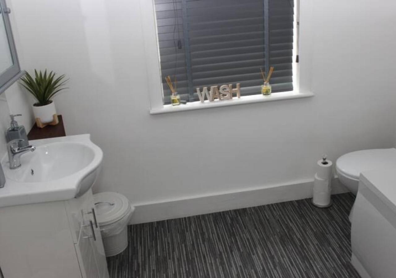 Newly Refurbished 3 Bed 2.5 Bath House In Staines 빌라 외부 사진