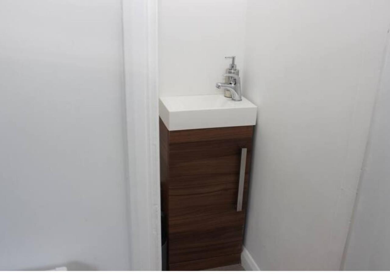 Newly Refurbished 3 Bed 2.5 Bath House In Staines 빌라 외부 사진