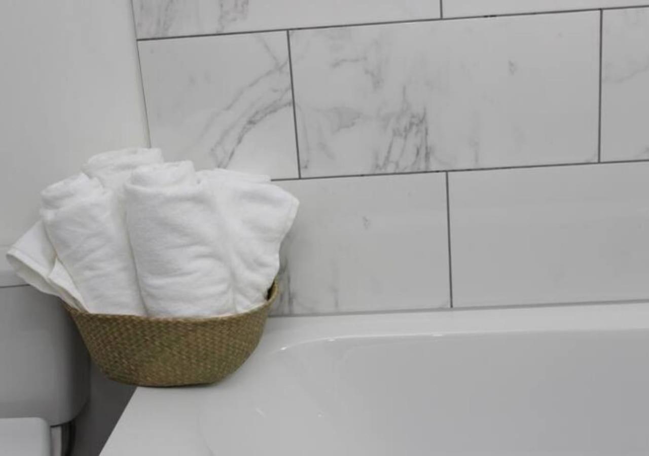 Newly Refurbished 3 Bed 2.5 Bath House In Staines 빌라 외부 사진