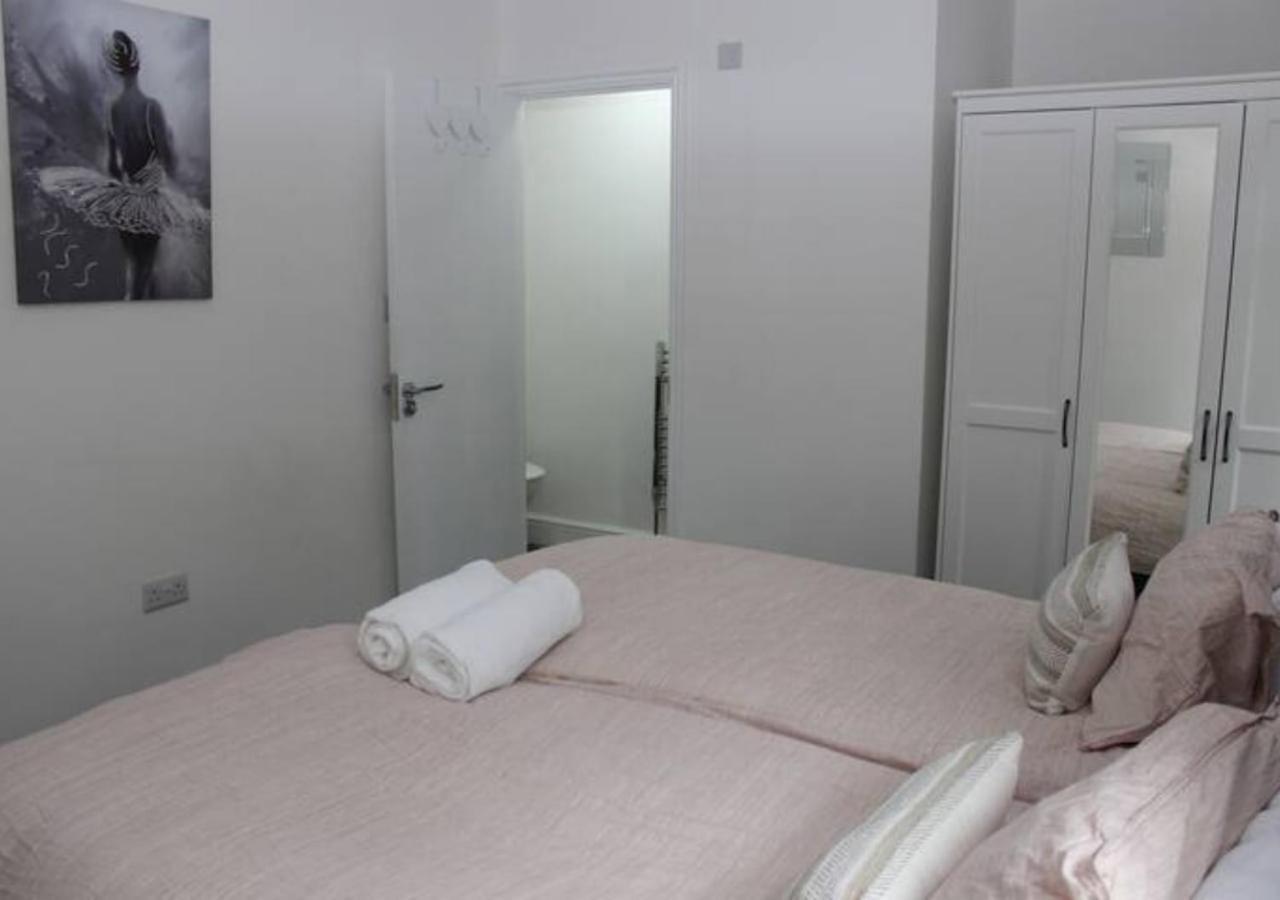 Newly Refurbished 3 Bed 2.5 Bath House In Staines 빌라 외부 사진